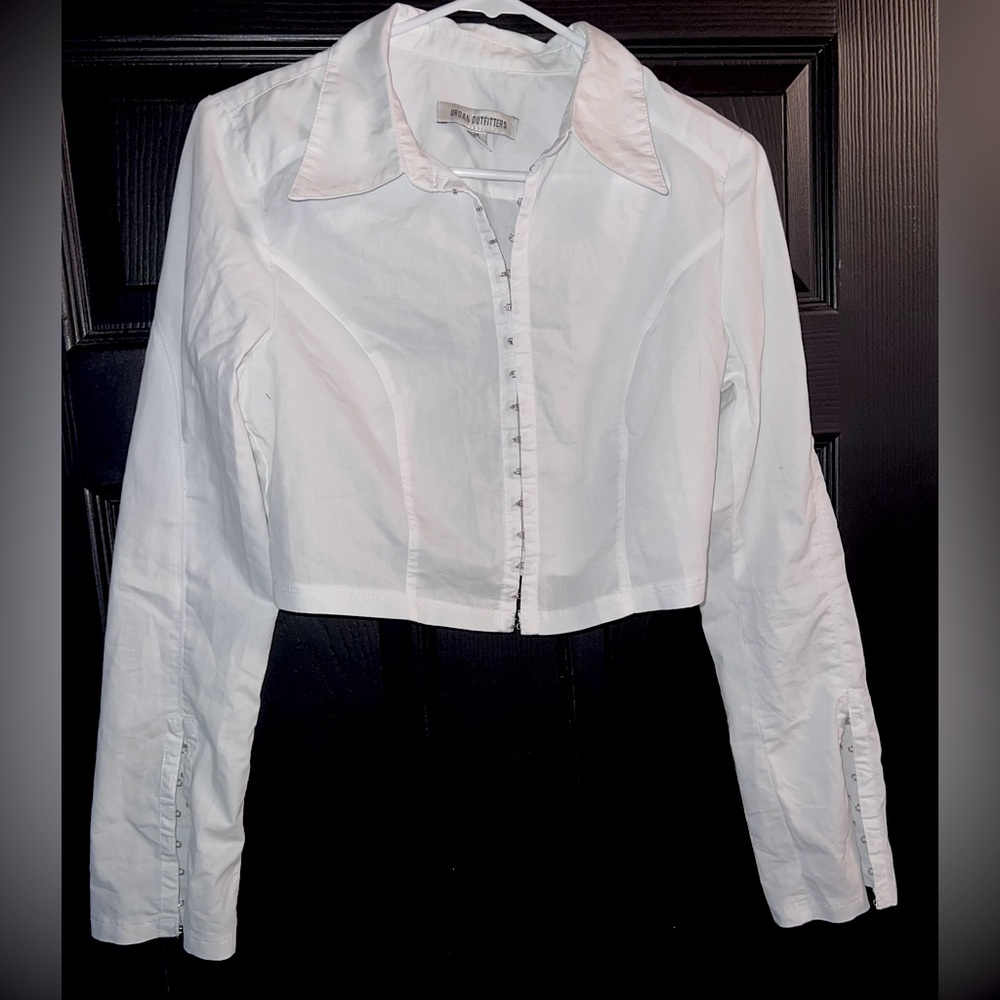 URBAN OUTFITTERS WHITE CROPPED BUTTON DOWN WITH SILVER CLASPS